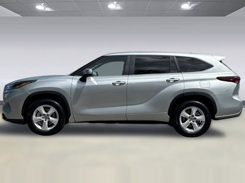 Used 2025 Toyota Highlander LE FWD image 2