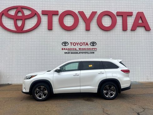 Used 2018 Toyota Highlander Limited Platinum image 2
