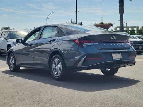New 2026 Hyundai Elantra SE FWD image 3