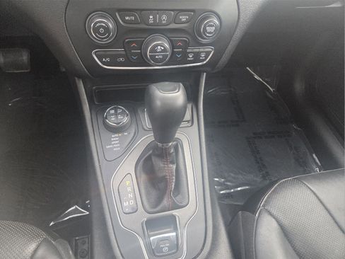 Used 2019 Jeep Cherokee Trailhawk image 16