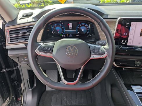 Used 2025 Volkswagen Atlas SE image 18