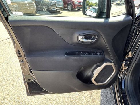 Used 2016 Jeep Renegade Latitude w/ Popular Equipment Group AWD/4WD image 13