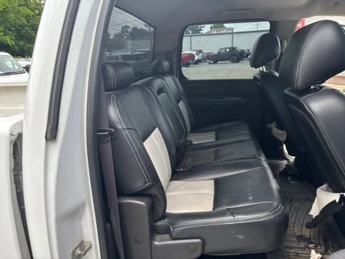 Used 2011 GMC Sierra 2500 SLE w/ SLE Preferred Package AWD/4WD image 17
