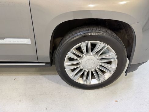 Used 2018 Cadillac Escalade ESV Platinum image 31