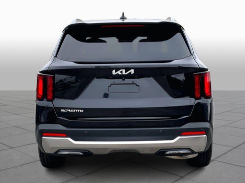 Used 2024 Kia Sorento S image 4