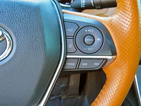 Used 2019 Toyota Avalon Limited image 22