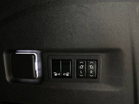 Used 2024 GMC Yukon XL Denali Ultimate AWD/4WD image 40