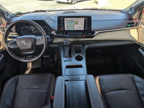 Used 2022 Toyota Sienna Platinum AWD/4WD image 14