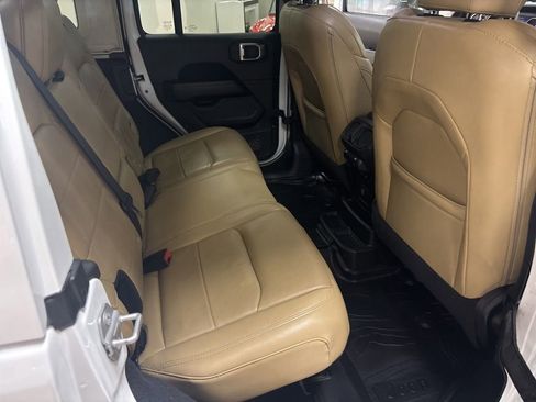 Used 2018 Jeep Wrangler Unlimited Sahara AWD/4WD image 36