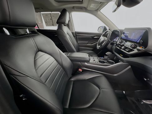 Used 2023 Toyota Highlander XLE FWD image 31