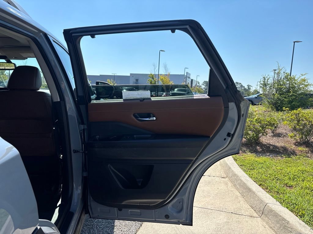 Used 2022 Nissan Pathfinder Platinum w/ Cargo Package AWD/4WD image 61