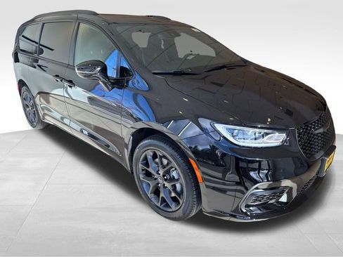 New 2026 Chrysler Pacifica Limited w/ S Appearance Package image 1