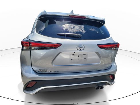 Used 2023 Toyota Highlander XSE FWD image 6