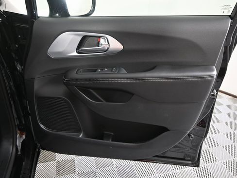 New 2026 Chrysler Pacifica Limited image 12