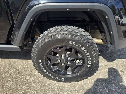 Used 2021 Jeep Gladiator Willys image 27