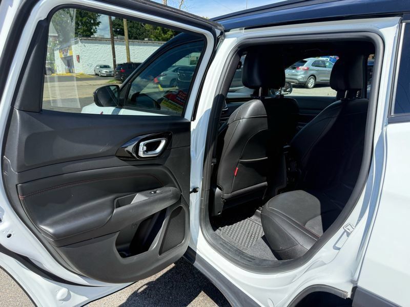 Used 2025 Jeep Compass Trailhawk AWD/4WD image 48