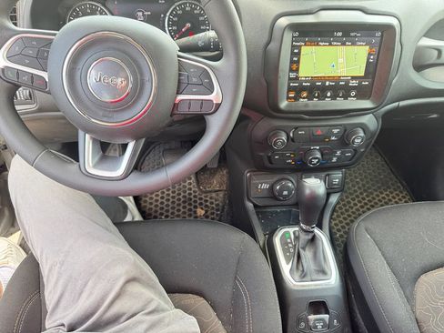 Used 2023 Jeep Renegade Latitude AWD/4WD image 10