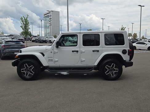 Used 2024 Jeep Wrangler Unlimited Sahara w/ Technology Group AWD/4WD image 2