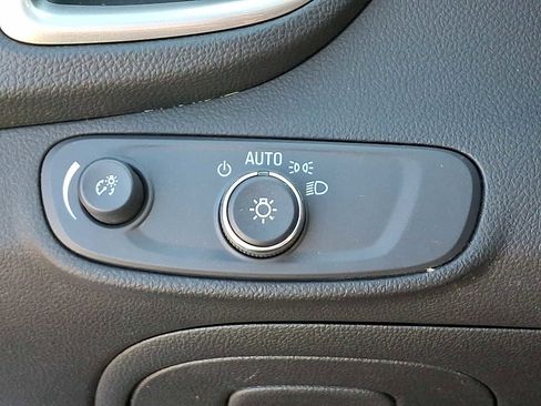 Used 2022 Chevrolet Trax LT w/ LT Convenience Package image 25