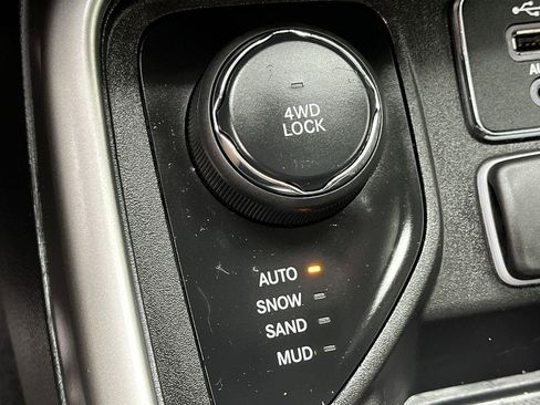Used 2020 Jeep Compass Latitude w/ Cold Weather Group AWD/4WD image 14