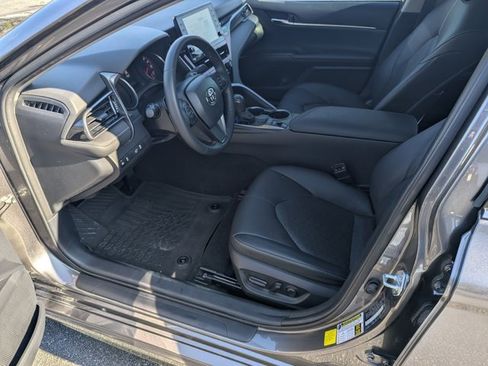 Used 2022 Toyota Camry XSE image 9