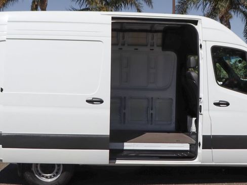 Used 2025 Mercedes-Benz Sprinter 2500 image 12