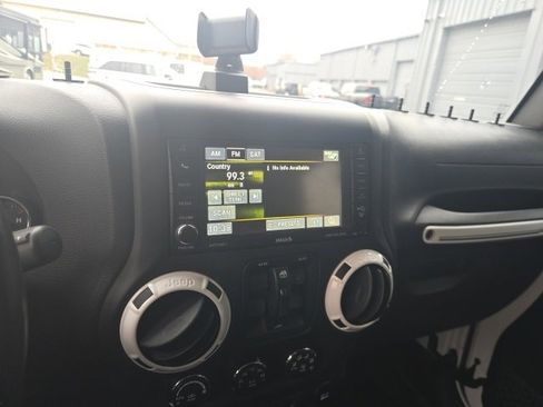 Used 2015 Jeep Wrangler Unlimited Sahara image 12