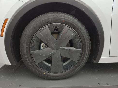 Certified 2025 Toyota Prius LE FWD image 29