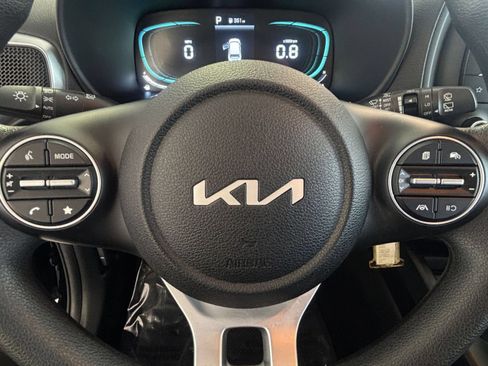 Used 2025 Kia Soul LX w/ LX Technology Package FWD image 26
