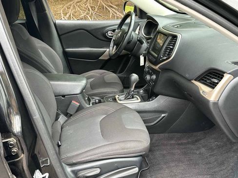 Used 2017 Jeep Cherokee Latitude w/ Cold Weather Group AWD/4WD image 23