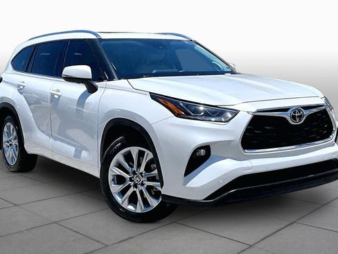 Used 2022 Toyota Highlander Limited AWD/4WD image 3