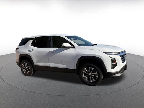 Used 2025 Chevrolet Equinox LT FWD image 2