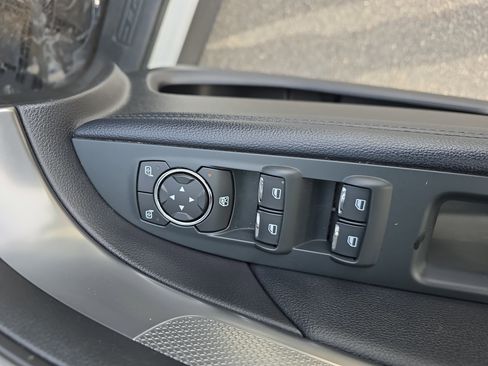 Used 2018 Ford Explorer XLT image 28