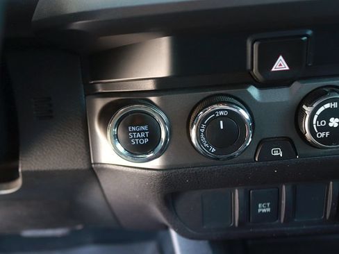 Used 2019 Toyota Tacoma TRD Off-Road AWD/4WD image 19