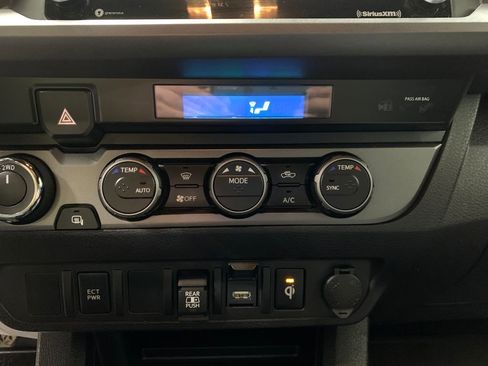 Used 2023 Toyota Tacoma TRD Off-Road image 9