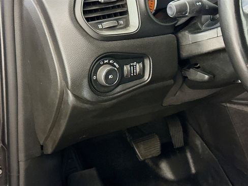 Used 2018 Jeep Renegade Limited w/ UConnect 8.4 Nav Group image 17