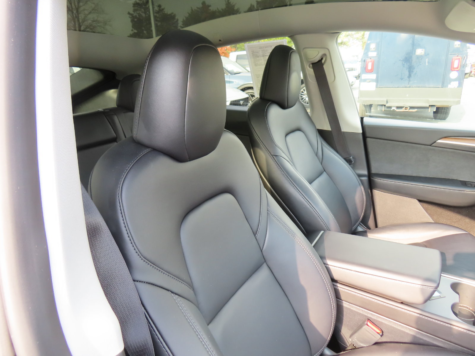 Used 2024 Tesla Model Y 2WD image 27