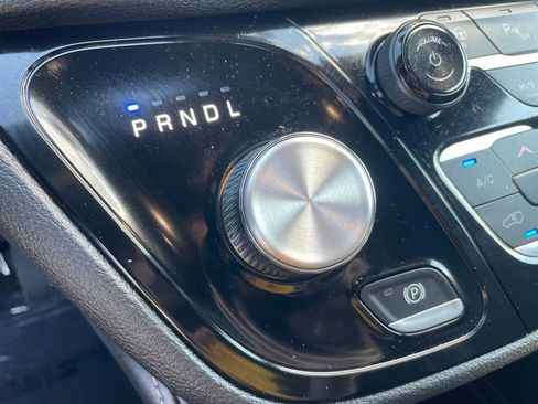 Used 2023 Chrysler Pacifica Limited w/ Uconnect Theater Family Group FWD image 33
