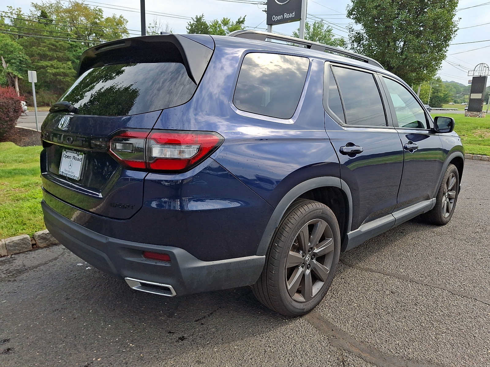 Used 2025 Honda Pilot Sport image 6