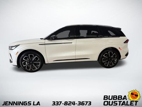 Used 2025 Lincoln Nautilus Reserve image 2