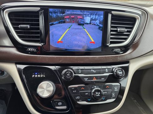 Used 2017 Chrysler Pacifica Touring-L image 22