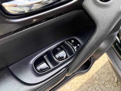 Used 2019 Nissan Rogue SV FWD image 11