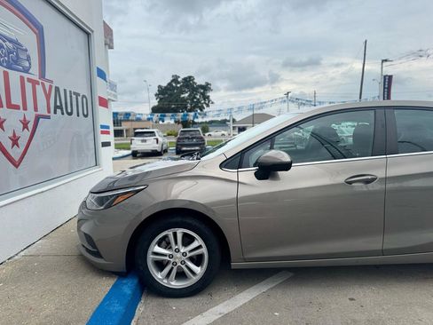 Used 2018 Chevrolet Cruze LT w/ Convenience Package FWD image 23