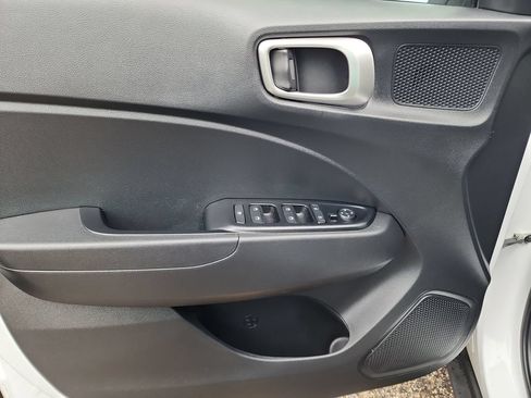 Used 2024 Hyundai Venue SEL FWD image 11