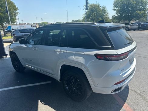Used 2022 Jeep Grand Cherokee Summit w/ Luxury Tech Group V AWD/4WD image 5