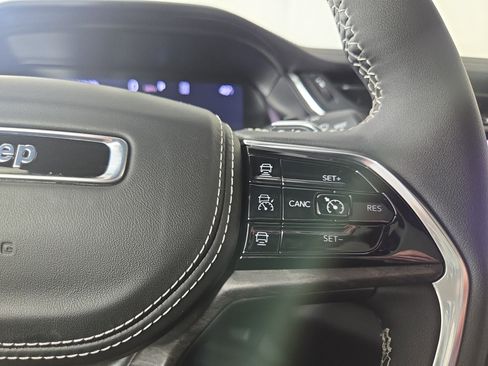 Certified 2025 Jeep Grand Cherokee Overland image 17