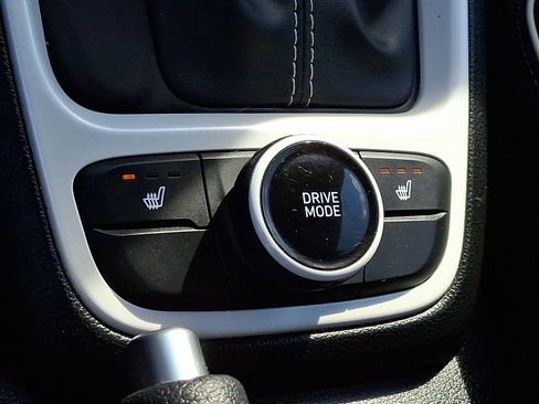 Used 2022 Hyundai Venue Limited w/ Cargo Package FWD image 24