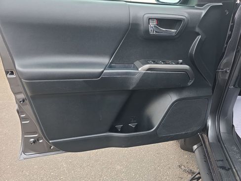 Used 2017 Toyota Tacoma TRD Off-Road image 10