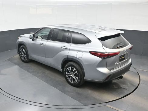 Used 2020 Toyota Highlander XLE FWD image 19