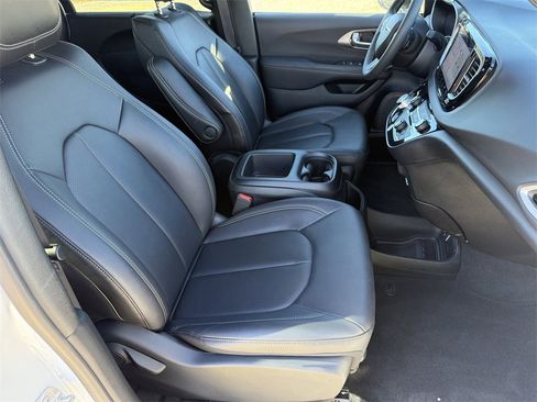 Used 2025 Chrysler Pacifica Select image 41